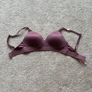 34C Bra Victoria Secret Pink. Never worn. Wireless